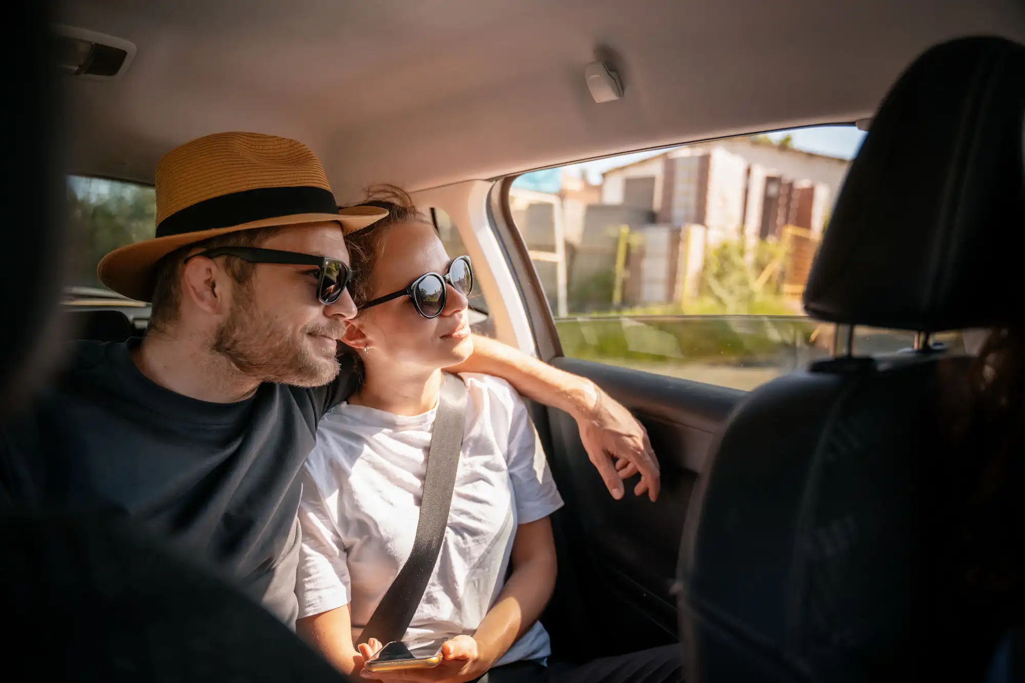 Young,Cheerful,Happy,Couple,Of,Travelers,Sitting,In,The,Car ti mas ksexwtizei apo to antagwnismo